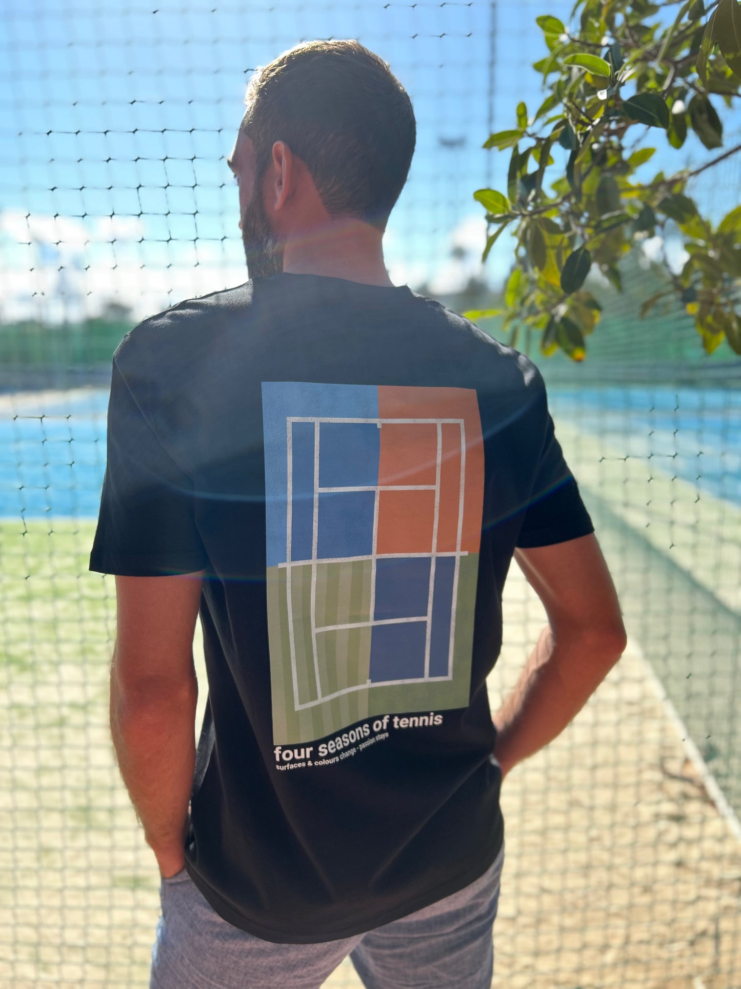 Tenniscourt T-Shirt für Tennisspieler aus 100% Biobaumwolle mit Tennis-Design four seasons of tennis. Tennisshirt für Tennisclub Outfit