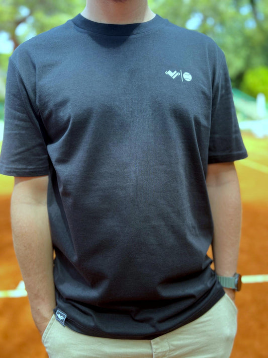 athletic heart | tennis, Schwarzes Tennisshirt für Tennisspieler aus 100% Biobaumwolle mit Tennis-Design. Sportlerherz Tennis zum Ausdruck der Tennisliebe